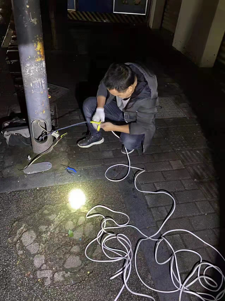 工作人员在维修路灯  巴南融媒体中心记者   袁启芳  摄.jpg