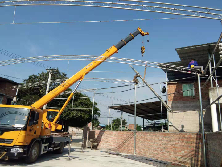 工作人员拆除违章建筑 袁启芳 摄.jpg
