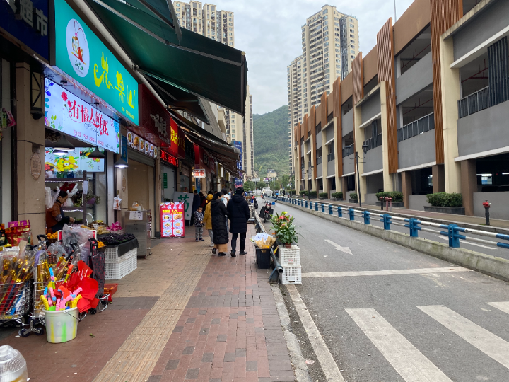 商家占道经营影响市民出行  巴南融媒体中心记者  伍凤秋  摄2.jpg