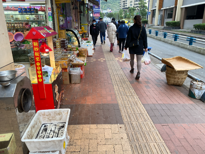 商家占道经营影响市民出行  巴南融媒体中心记者  伍凤秋  摄0.jpg