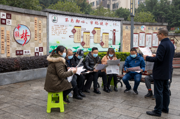 龙洲湾街道道角村党员干部学习党的十九届六中全会精神 巴南融媒体中心记者 刘纪湄 摄.jpg