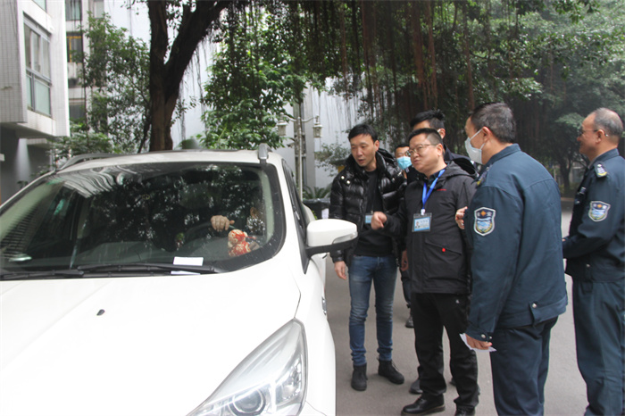 执法人员对占用消防通道车辆驾驶人进行规劝教育  巴南融媒体中心记者  彭怡  摄.jpg