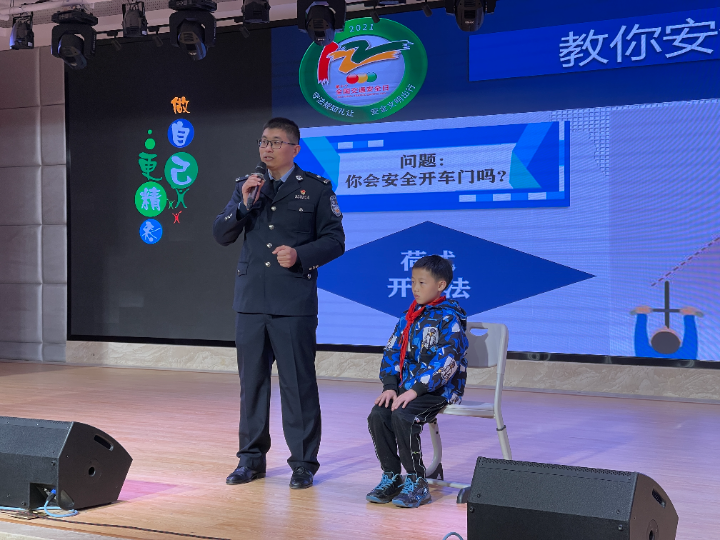民警教学生交通安全知识  巴南融媒体中心记者 刘纪湄 摄.jpg