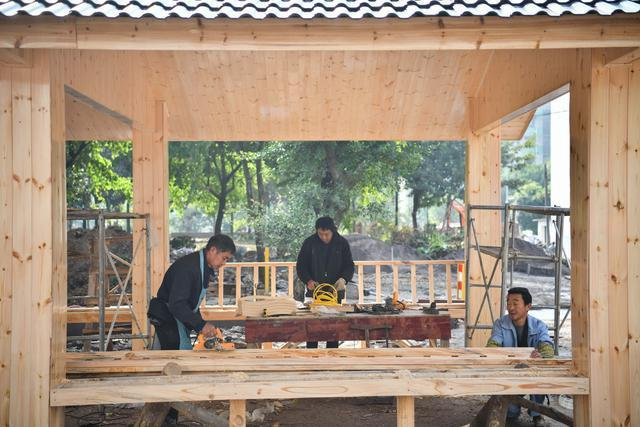 广益街社区，工人正在修建休闲亭。.jpeg