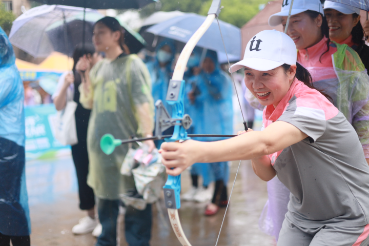 群众体验趣味射箭活动游戏 记者 袁启芳 摄 .jpg